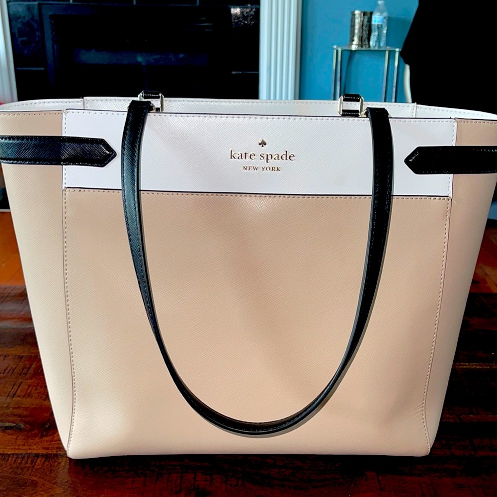 A new Kate Spade very spacious in great condition